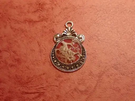 Petit pendentif curieux